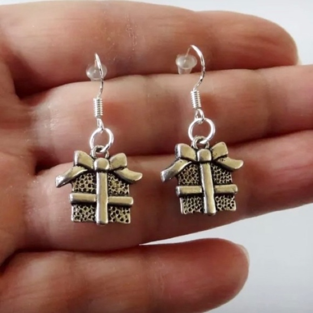 Holiday Christmas Present π pierced earrings. NEW - Picture 2 of 3